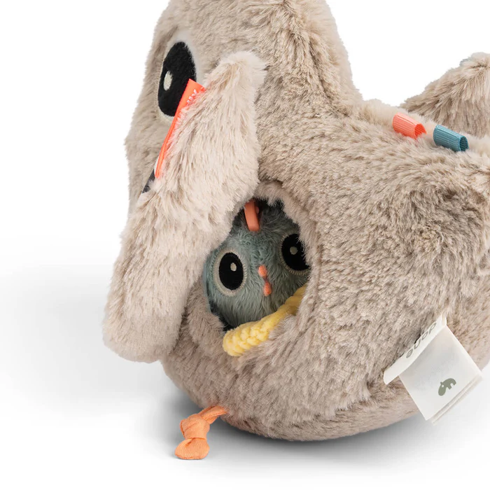 Done By Deer – Peluches Esconde Esconde – Clucky Sand - Image 4